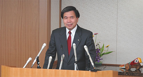 コメントする蒲島知事の写真