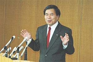 記者からの質問に答える蒲島知事の写真