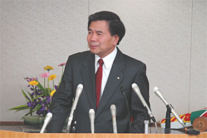 記者からの質問に答える蒲島知事の写真