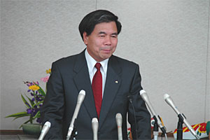 記者からの質問に答える蒲島知事の写真