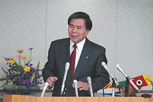 記者からの質問に答える蒲島知事の写真