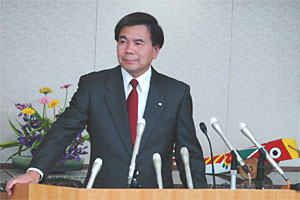 記者からの質問に答える蒲島知事の写真