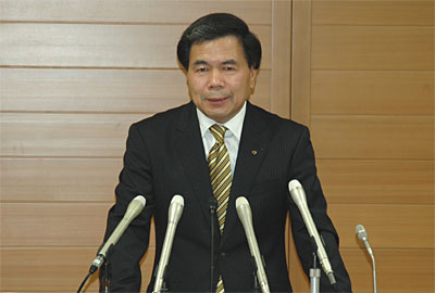 コメントする蒲島知事の写真