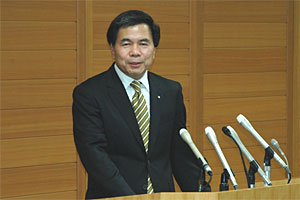 記者からの質問に答える蒲島知事の写真
