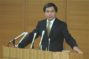 記者からの質問に答える蒲島知事の写真