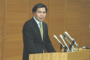 記者からの質問に答える蒲島知事の写真