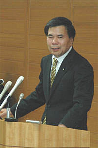 記者からの質問に答える蒲島知事の写真
