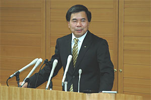 記者からの質問に答える蒲島知事の写真