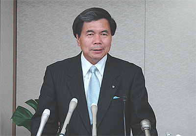 コメントする蒲島知事の写真
