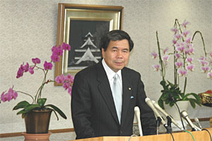 記者からの質問に答える蒲島知事の写真