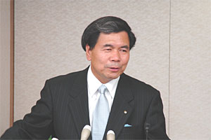 記者からの質問に答える蒲島知事の写真
