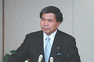 記者からの質問に答える蒲島知事の写真
