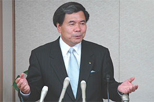 記者からの質問に答える蒲島知事の写真
