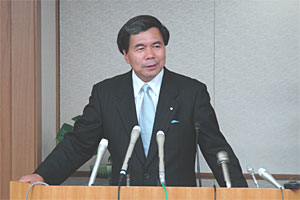記者からの質問に答える蒲島知事の写真
