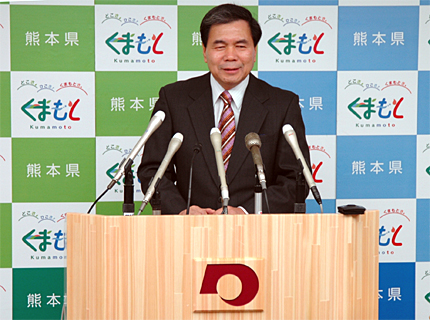 コメントする蒲島知事の写真