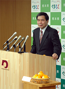 コメントする蒲島知事の写真