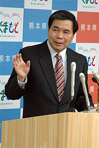 記者からの質問に答える蒲島知事の写真