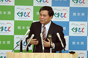 記者からの質問に答える蒲島知事の写真