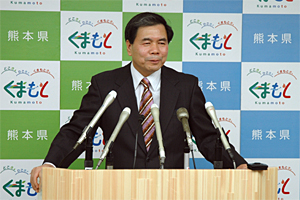 記者からの質問に答える蒲島知事の写真