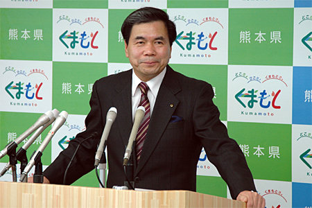 コメントする蒲島知事の写真