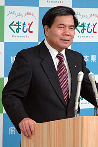 記者からの質問に答える蒲島知事の写真