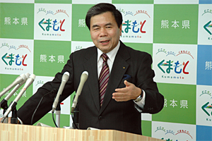 記者からの質問に答える蒲島知事の写真