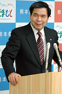 記者からの質問に答える蒲島知事の写真