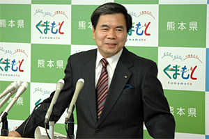 記者からの質問に答える蒲島知事の写真