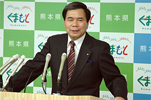 記者からの質問に答える蒲島知事の写真