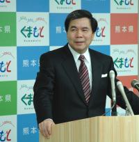 コメントする蒲島知事の写真