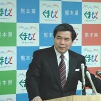 記者からの質問に答える蒲島知事の写真