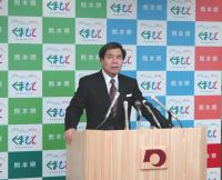記者からの質問に答える蒲島知事の写真