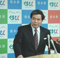 記者からの質問に答える蒲島知事の写真