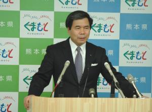 コメントする蒲島知事の写真