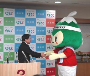 ASO坊くんと握手する蒲島知事の写真