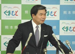 記者からの質問に答える蒲島知事の写真