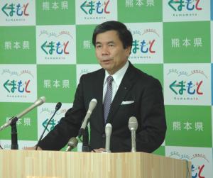 記者からの質問に答える蒲島知事の写真