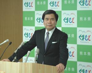 記者からの質問に答える蒲島知事の写真