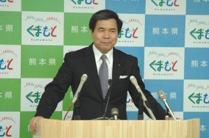 記者からの質問に答える蒲島知事の写真