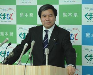 コメントする蒲島知事の写真