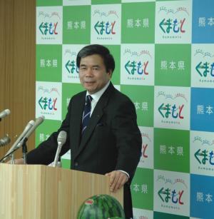 コメントする蒲島知事の写真