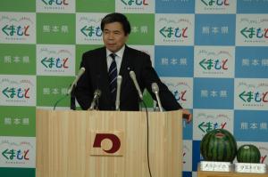 コメントする蒲島知事の写真