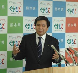 記者からの質問に答える蒲島知事の写真