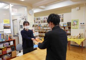 本の貸し出し