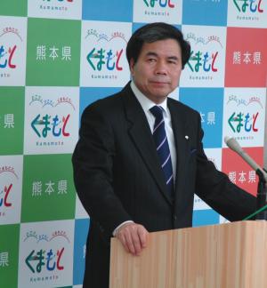 記者からの質問に答える蒲島知事の写真