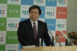 コメントする蒲島知事の写真