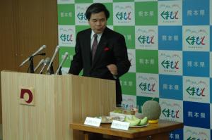 コメントする蒲島知事の写真