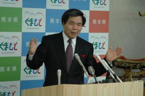 記者からの質問に答える蒲島知事の写真