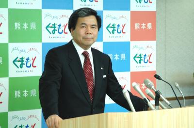 コメントする蒲島知事の写真