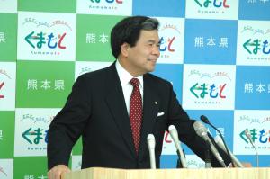 コメントする蒲島知事の写真